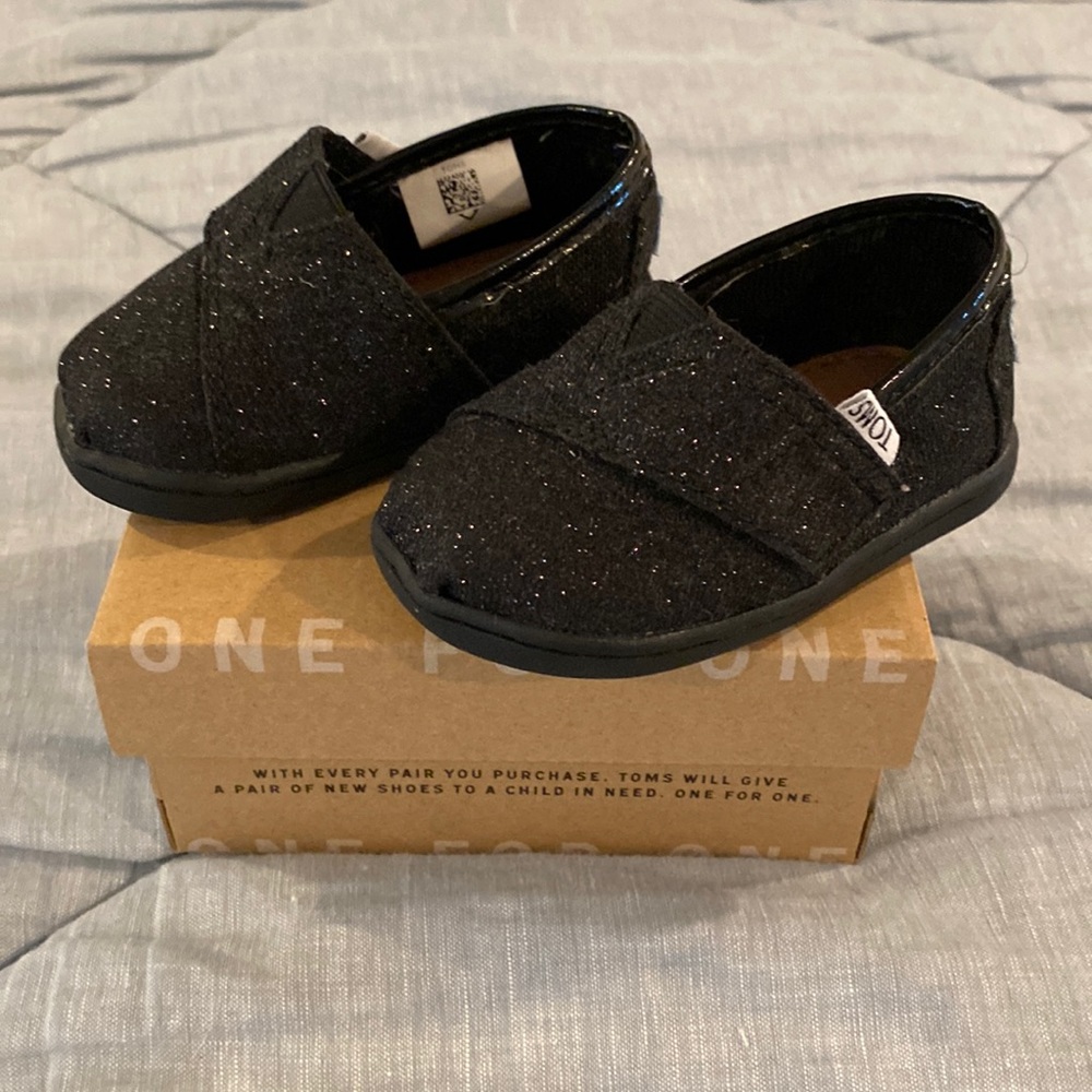 TOMS classic - baby shoes size T4
Black Glimmer - brand new!